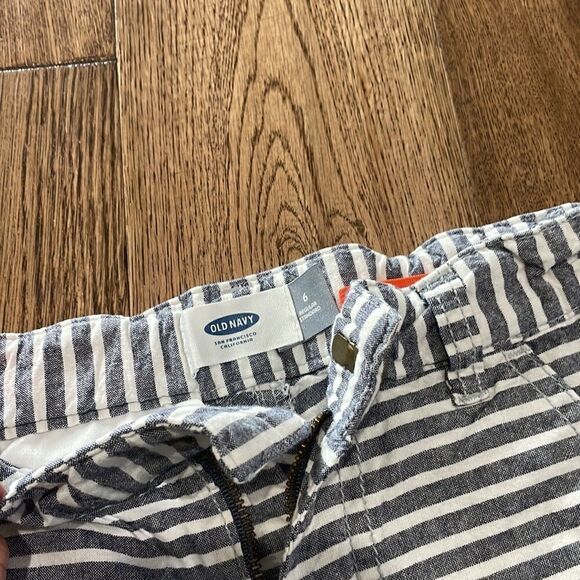 Old Navy boys blue and white striped shorts. Sz 6 - Picture 2 of 3